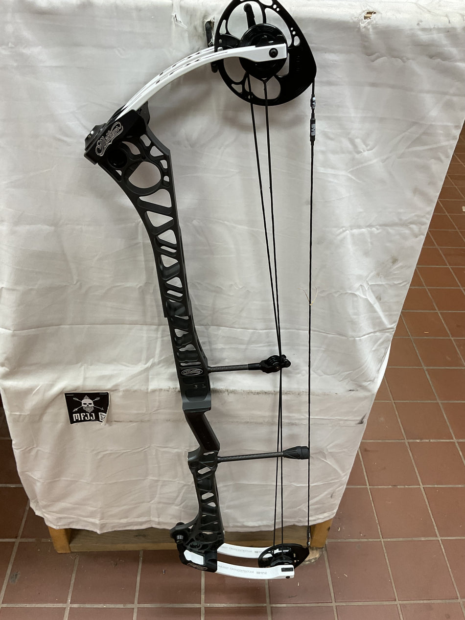 MATHEWS TRX 40 - RH/Stone-White/70 - MT40RHSW70 - 4 - USED BOW!!!