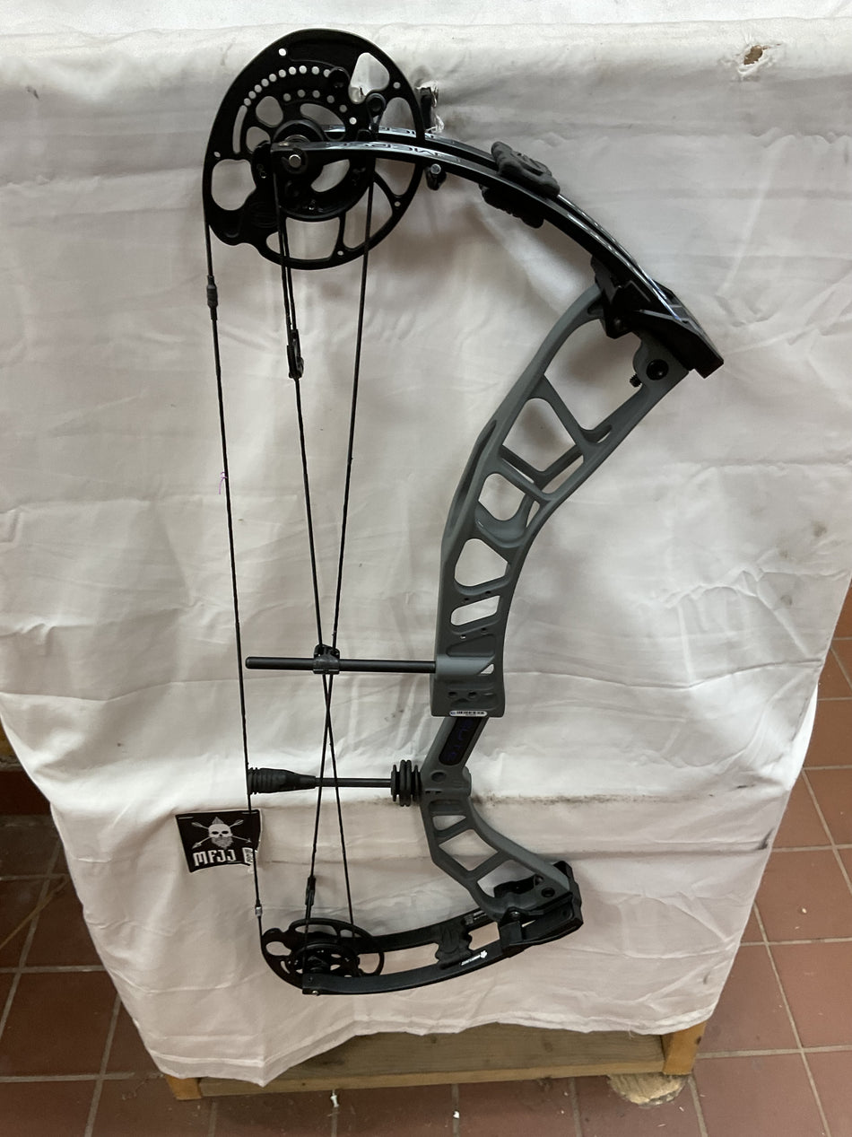 ELITE EMERSE - RH/Gray/70 - #EERHG60 - 1 - USED BOW!!