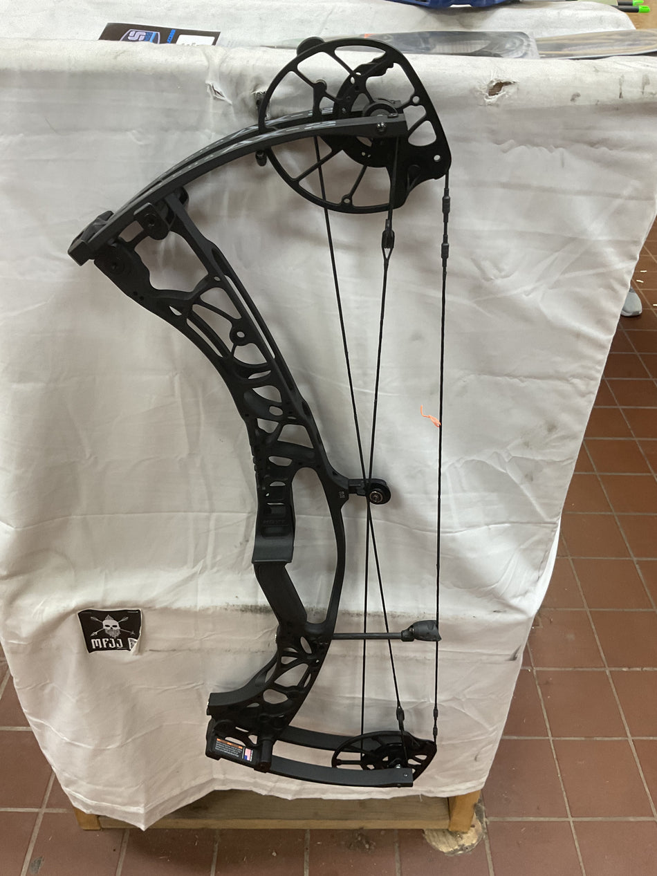 HOYT AX-2 32 - RH/Black/70# - HAX232RHB70 - 16 - USED BOW!!!