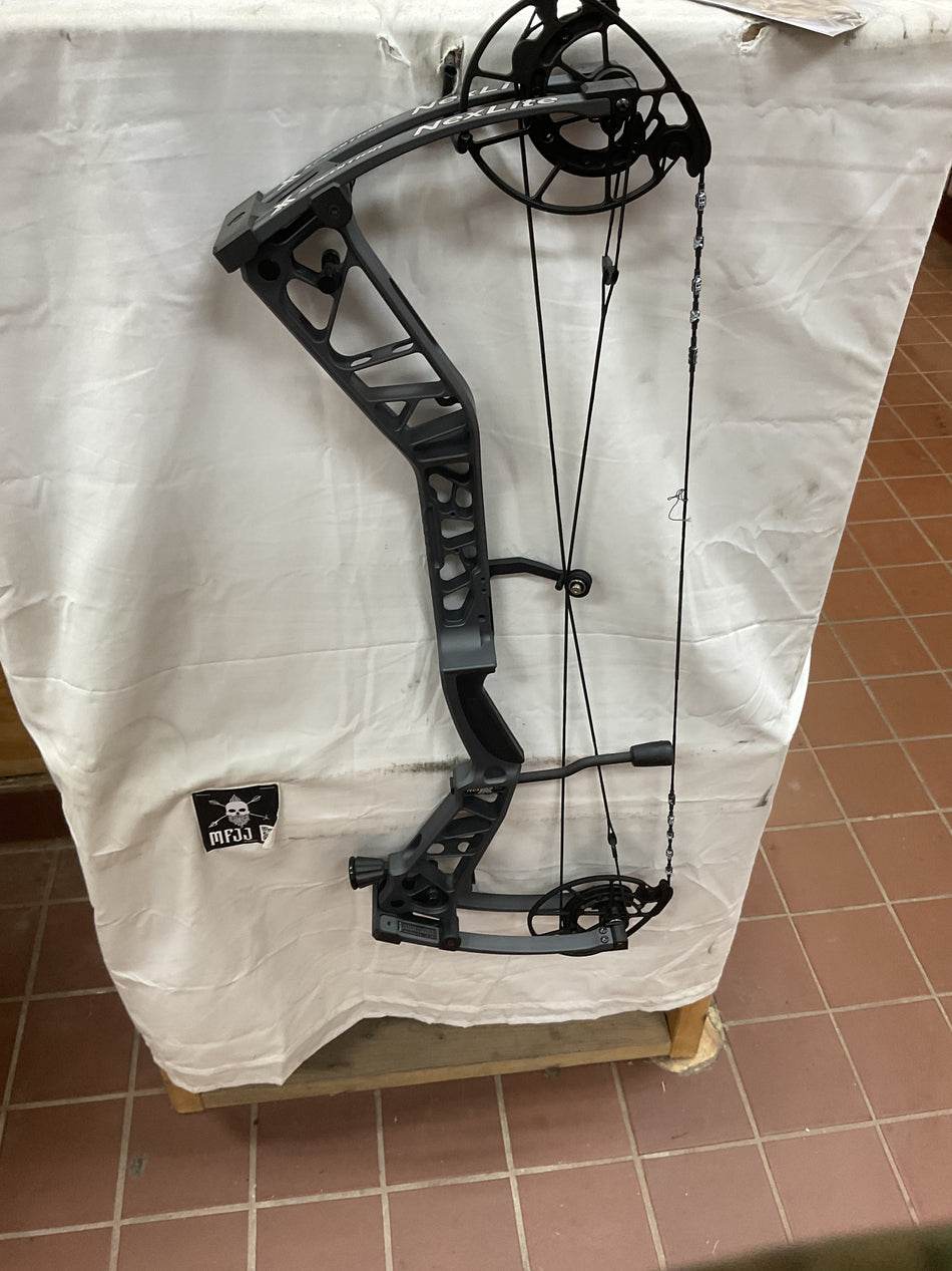XPEDITION NEXLITE 30 RH/Grey/70# - XXNL30RHG70# - 2- USED BOW!!!!