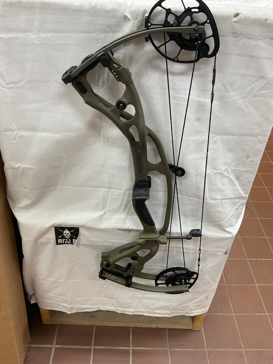 HOYT RX-5 - RH/Wilderness/70# - #HRX5RHW70-3-USED BOW!!!
