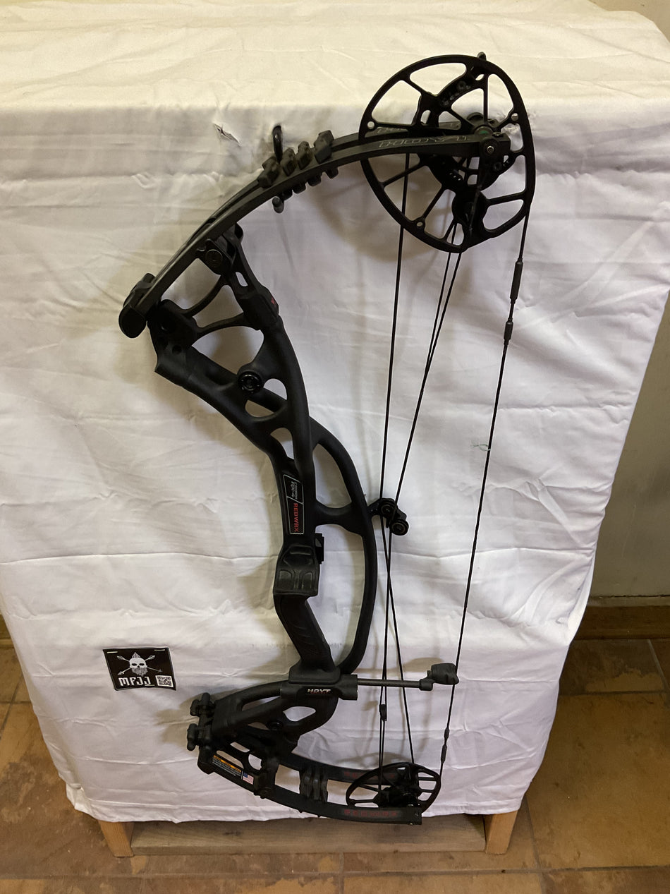 HOYT RX-4 ULTRA - RH/BLACK/70# - #HRX4RHBLK60-3 USED BOW!!!
