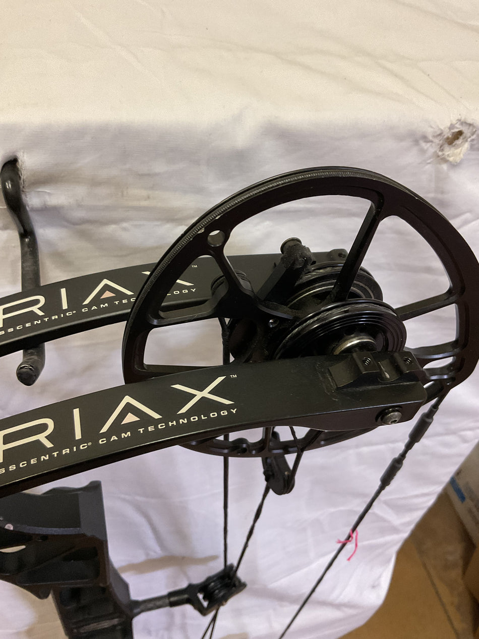MATHEWS TRIAX BLACK - RH/BLACK/70# - MTRHB70-3 - USED BOW!!!