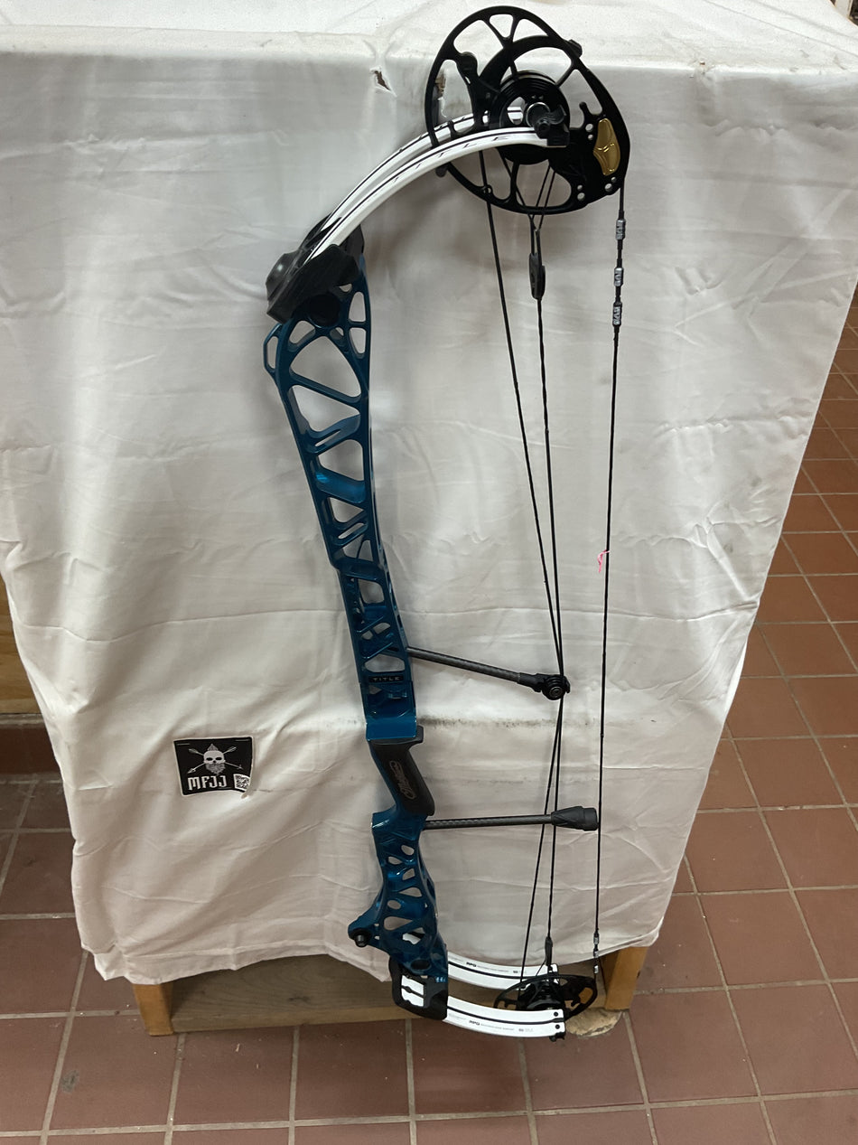 MATHEWS TITLE 40 GEN 2- RH/Deep Teal-White/50-70 - MT40RHW - 5- USED BOW!!!