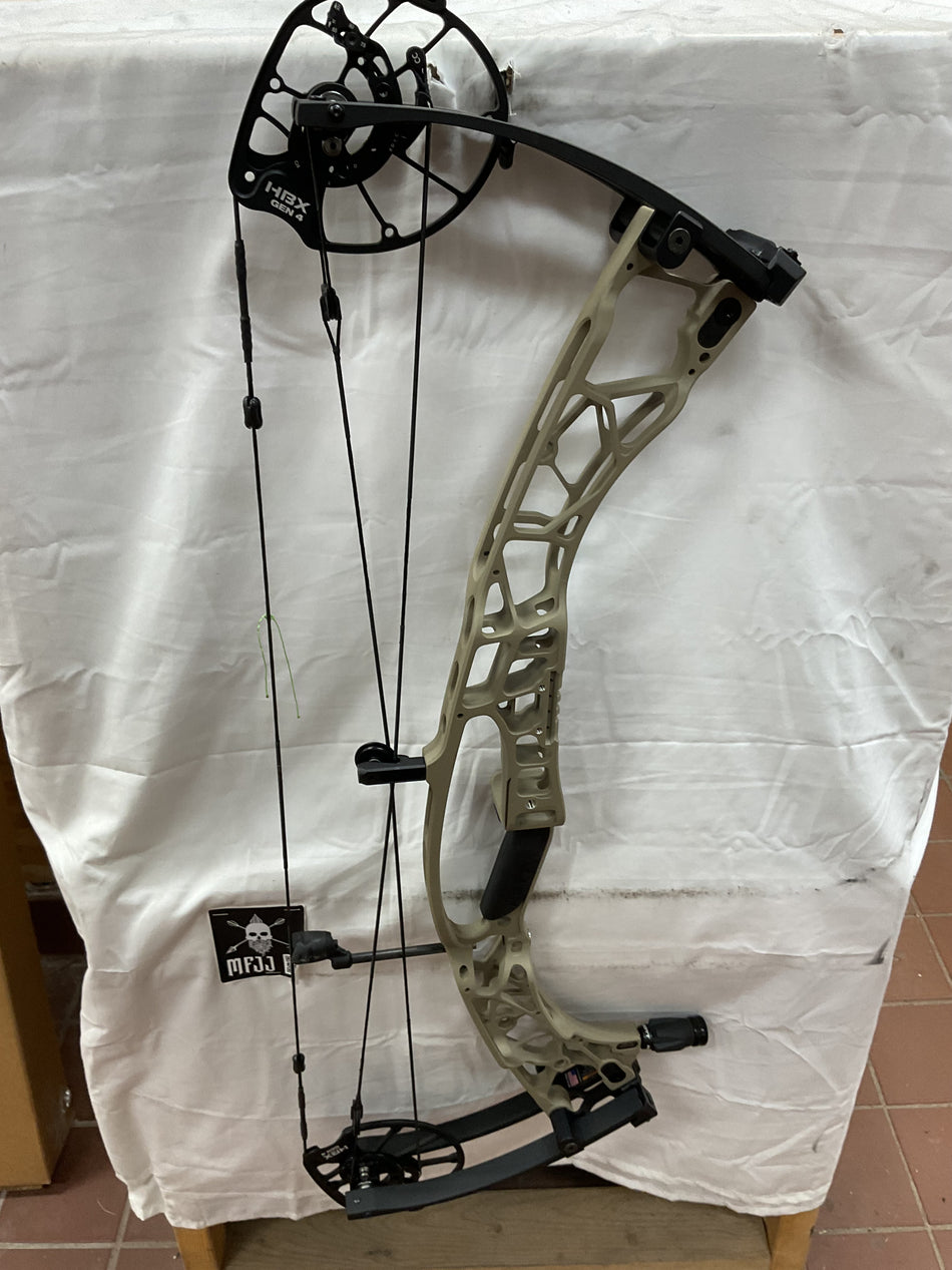 HOYT AX-3 33 - RH/Sandstorm-Black/80# - HAX-3.33RHSB80 -5- USED BOW!!!