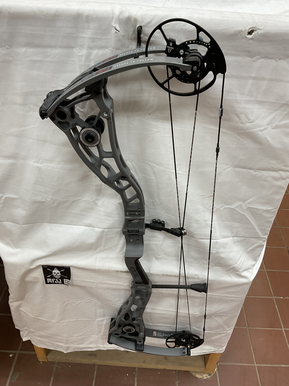BOWTECH PROVEN 34 - RH/SMOKE GREY/70 - #BP34RHSG70 - 17 - USED!!!!