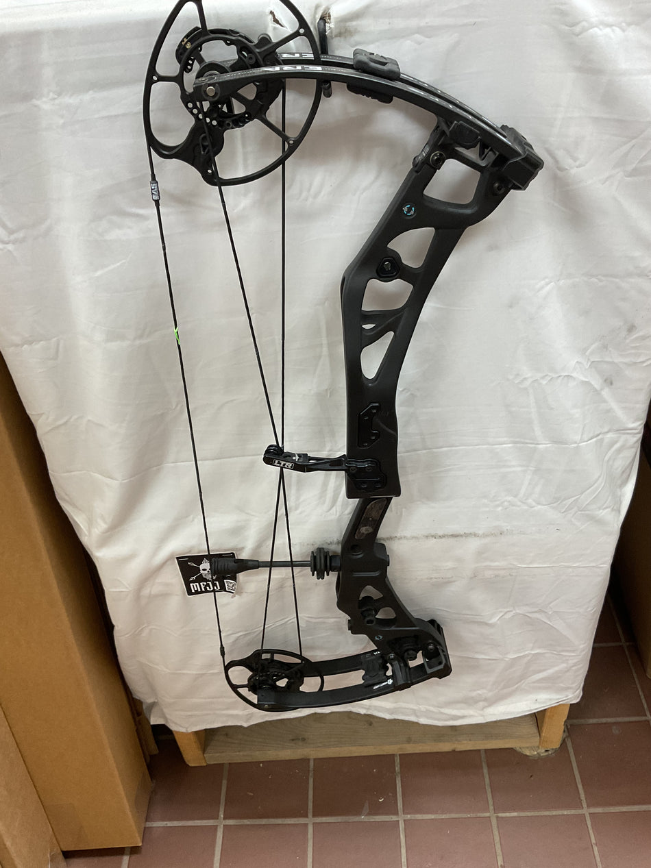 ELITE CARBON ERA - RH/BLACK/70 - #ECERHB70 - 12 - USED BOW!!