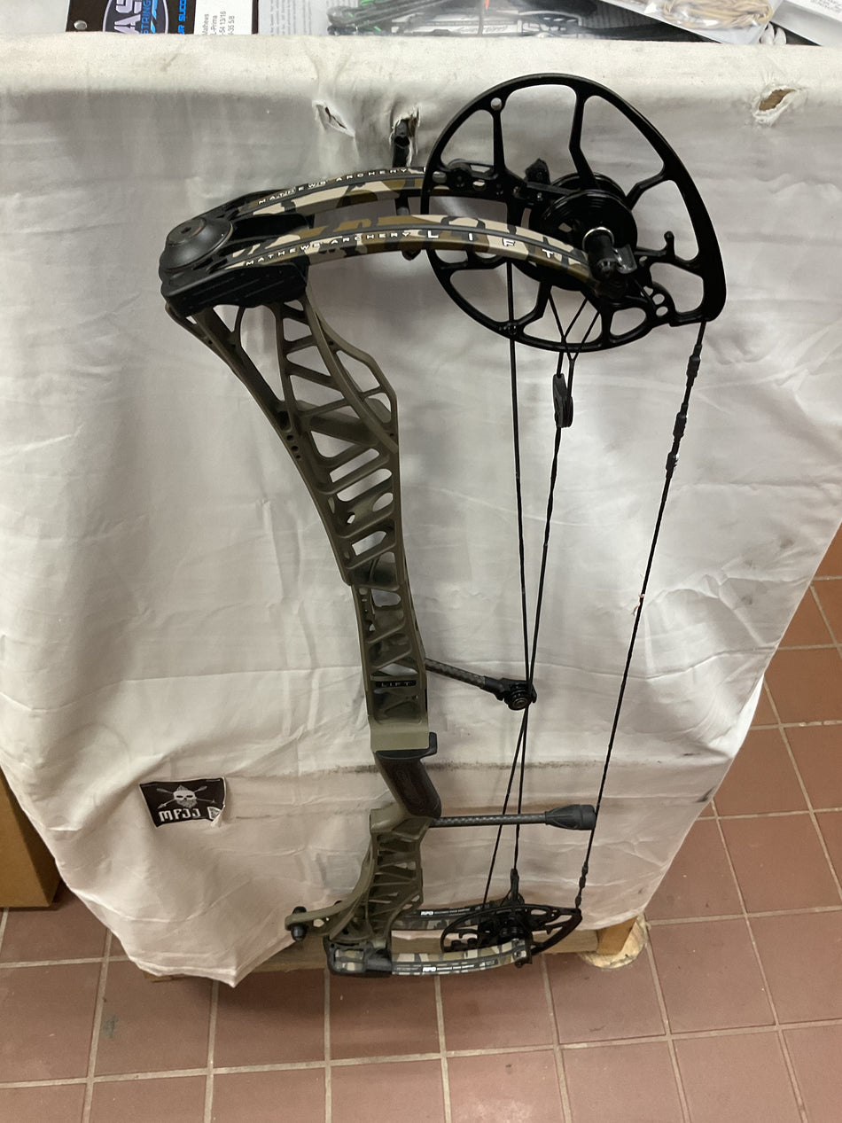 MATHEWS LIFT 33  - RH/Ambush Green-Bottomland/55-80# - #ML33RHAGBTM5580 - 79 - USED BOW!!!