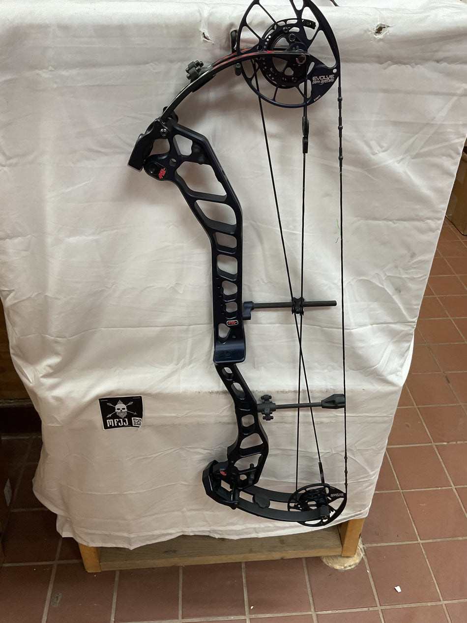 PSE EVO NXT 33 - RH/BLACK/60 - PEN33RHBLK60 - 3- USED BOW!!!