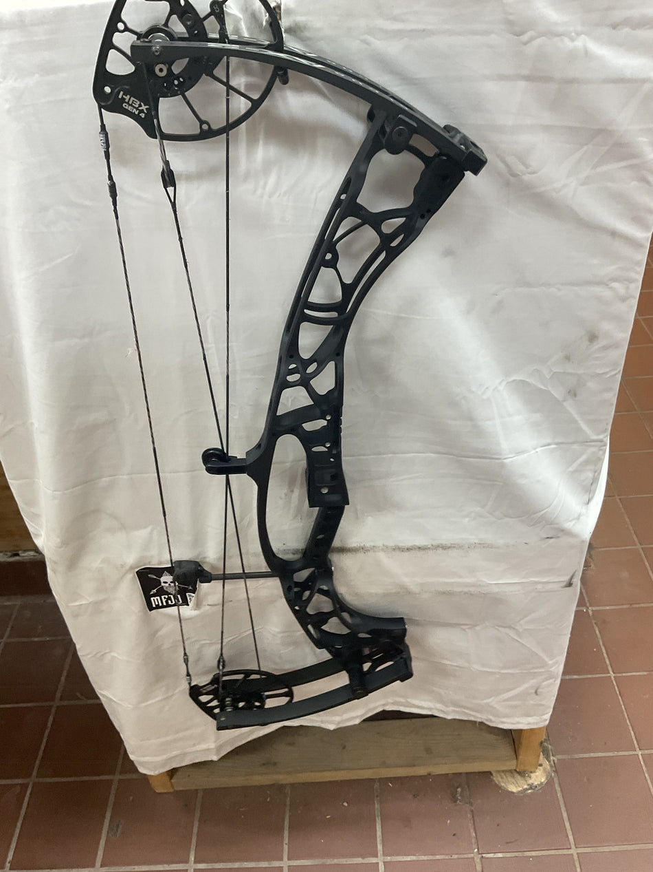 HOYT AX-2 32 - RH/Black/70# - HAX232RHB70 - 17 - USED BOW!!!