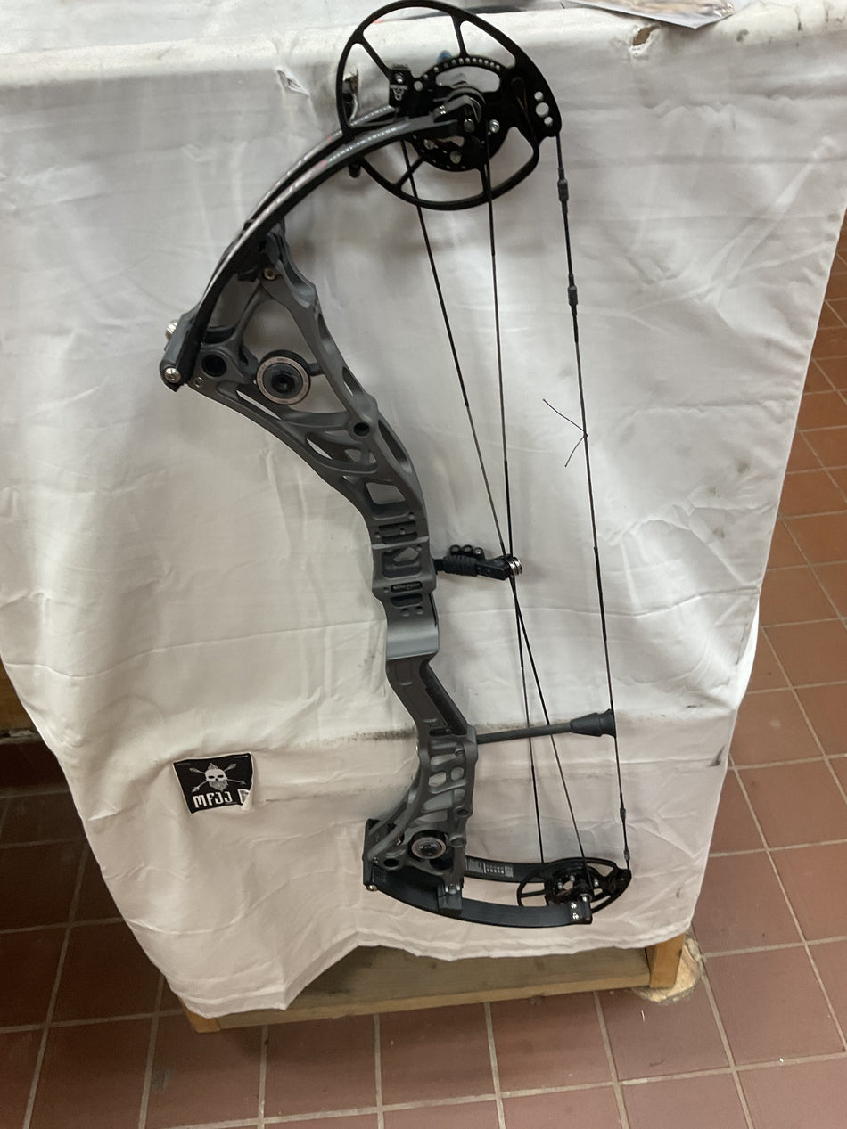 BOWTECH VIRTUE - RH/TAC Grey/70 - BTVRHTG70- 11 - USED BOW!!!