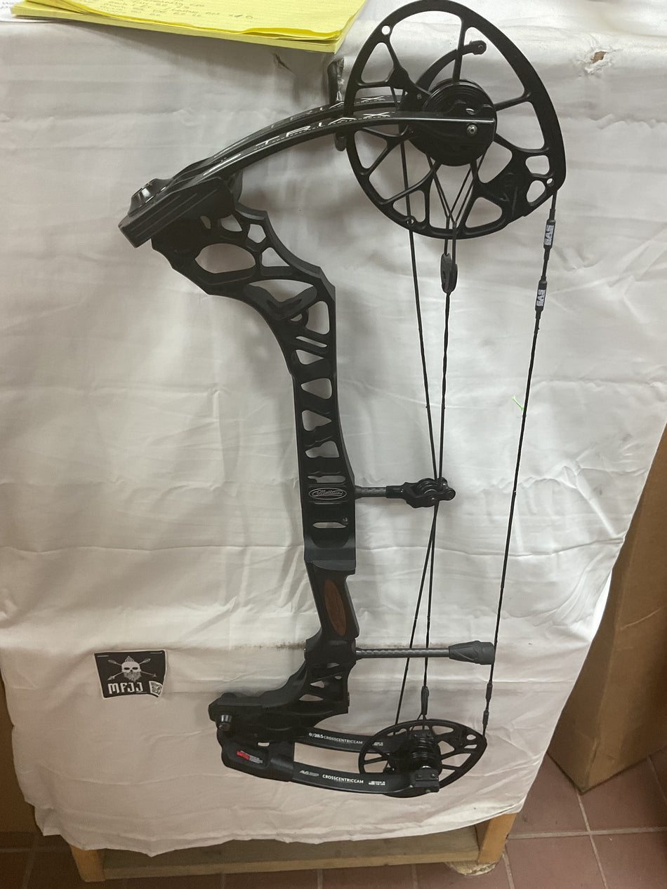 MATHEWS TRIAX - RH/Black/70# - MTRHB70- 10 - USED BOW!!!