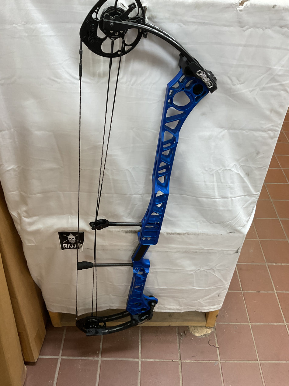 LEVI MORGAN SIGNED MATHEWS TRX 40 - RH/BLUE/70 - MT40RHB70 - 3 - USED BOW!!!