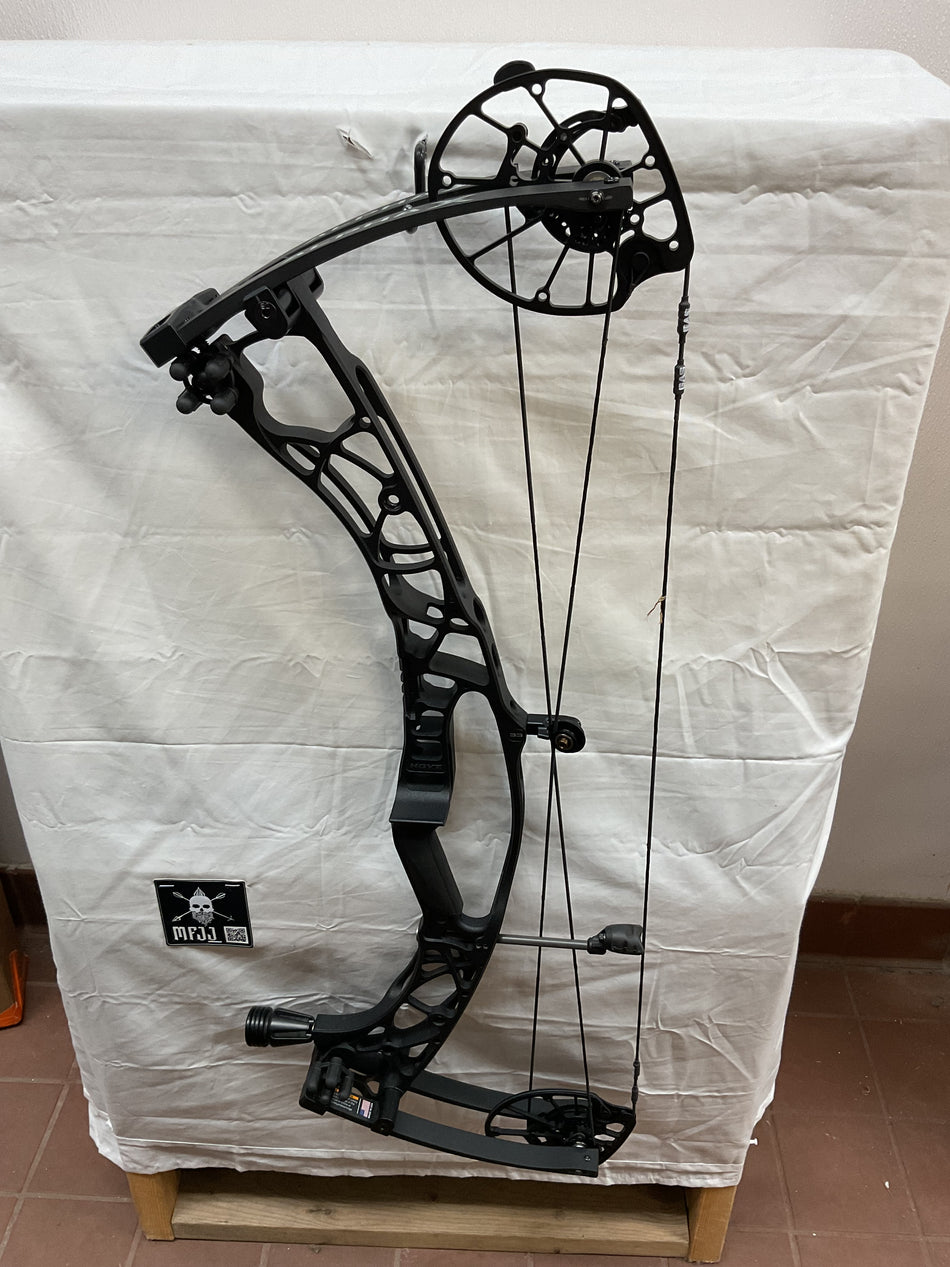HOYT ALPHA X 33 - RH/BLACK-BLACK/70 - HAXRH33BLK70- 3 - USED!!!