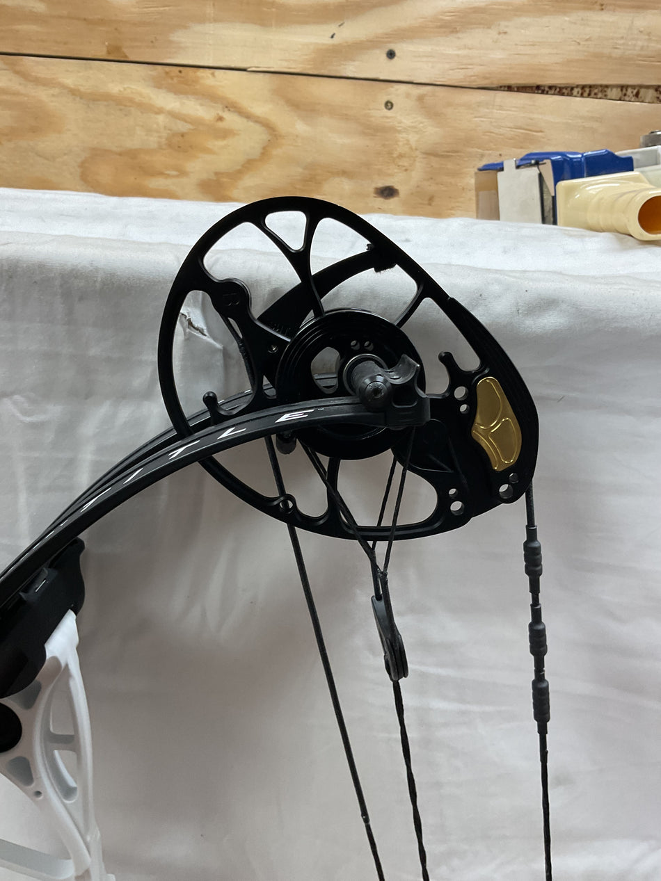 MATHEWS TITLE 40 GEN 2- RH/White/50-70 - MT40RHW - 6- USED BOW!!!