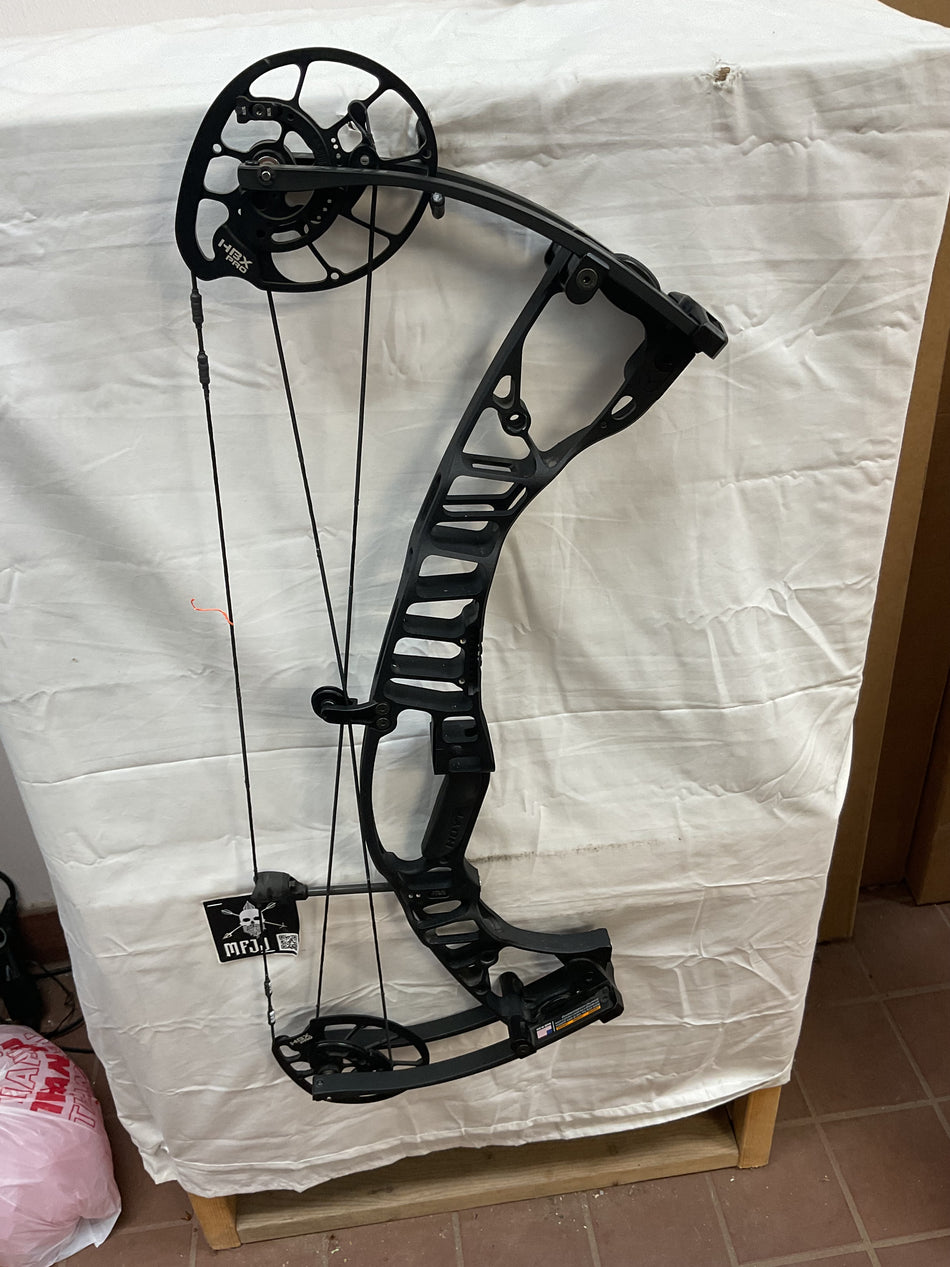 HOYT VTM 31 - RH/BLACK/70 - #HVTM31BLK70- 4 - USED BOW!!!