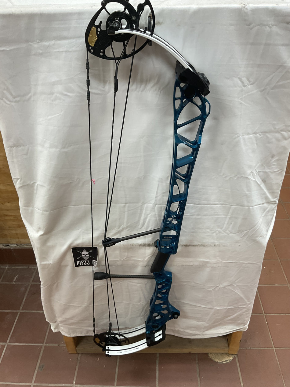 MATHEWS TITLE 40 GEN 2- RH/Deep Teal-White/50-70 - MT40RHW - 5- USED BOW!!!