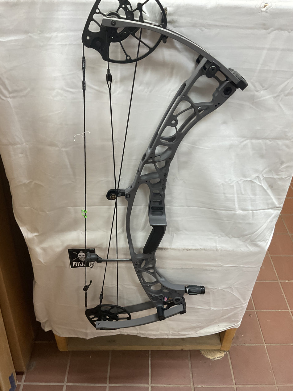 HOYT AX-2 32 - LH/Thombstone/70# - HAX232LHTS70 - 13 - USED BOW!!!