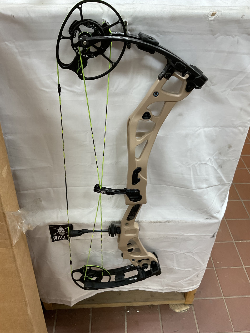 ELITE CARBON ERA - RH/TAN/70 - #ECERHT70 - 13 - USED BOW!!