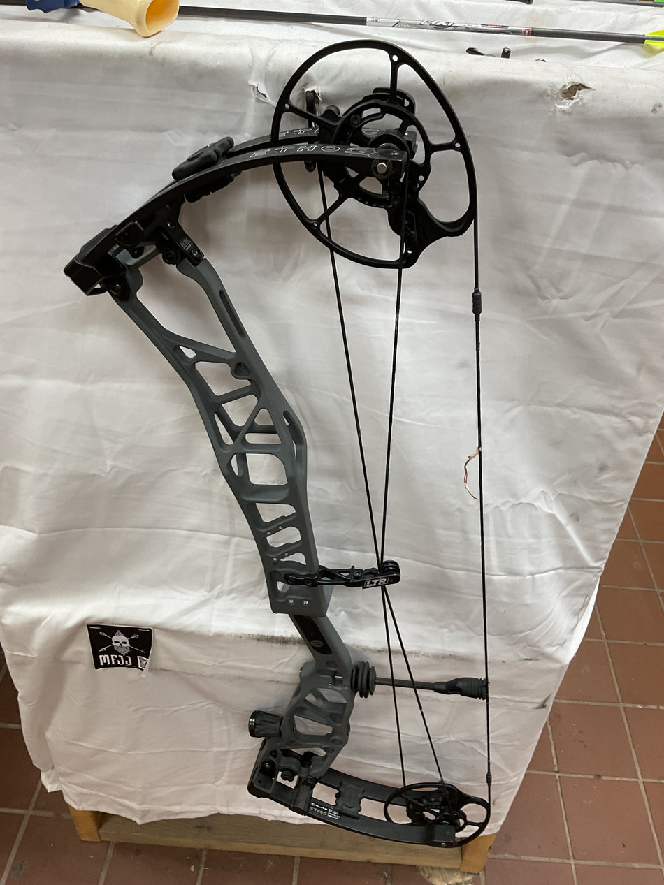 ELITE ETHOS- LH/Grey-Black/70 - EELHGB70-8- USED BOW!!!