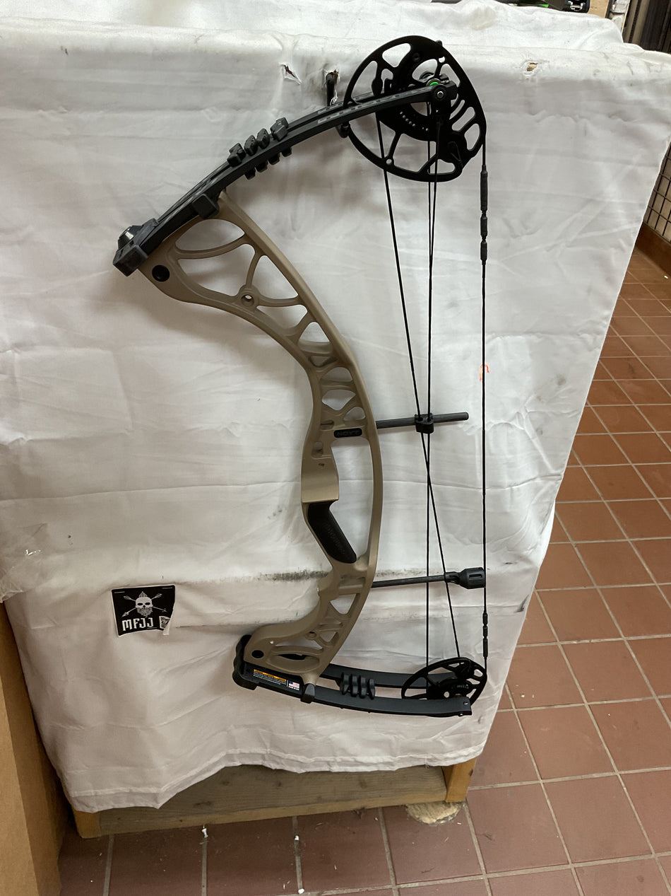 HOYT TORREX - RH/Buckskin/70 - #HTRHBS70 - 13 - USED BOW!!!