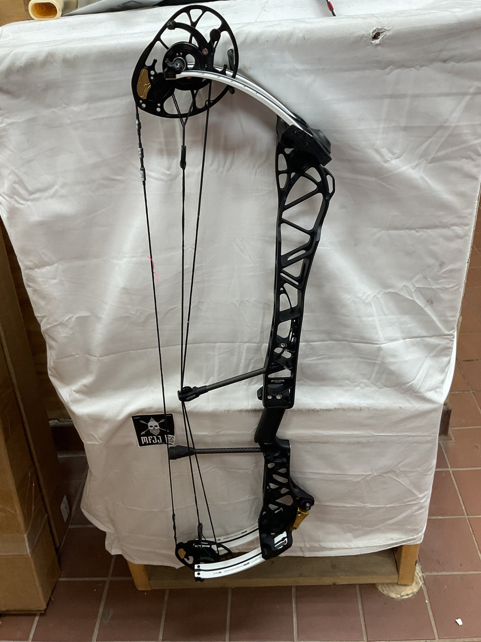 MATHEWS TITLE 38 GEN 1 - RH/Black/70# -4- USED BOW!!!