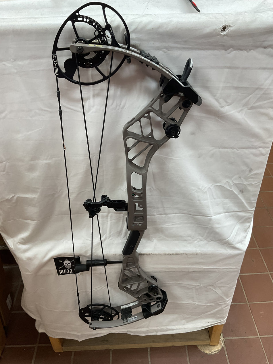 BEAR PERSIST 33 RH/Grey/60# - #BEP33RHG60- 4- USED BOW!!!!