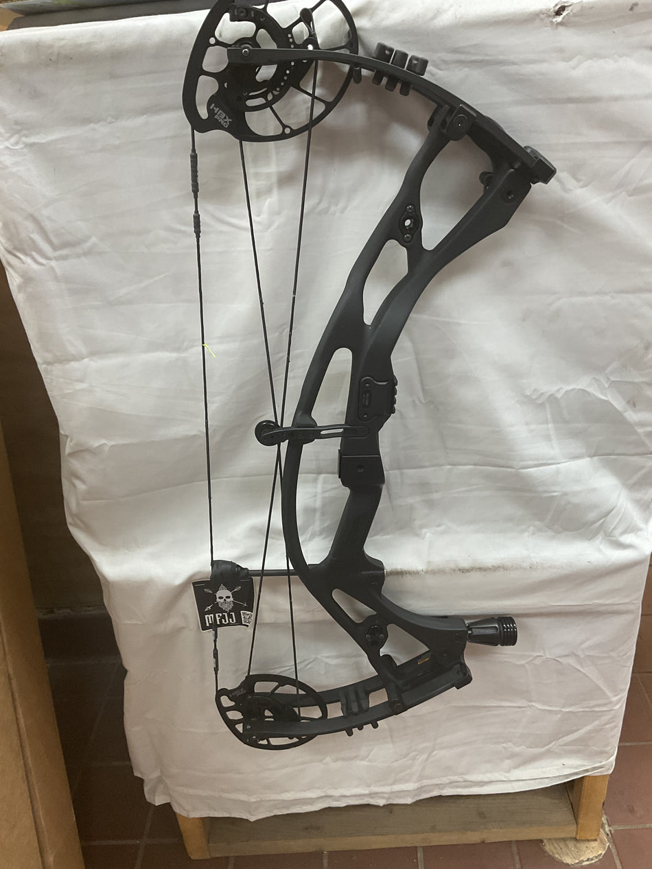 HOYT RX7 - RH/Black/65 - HRX7RHB65 - 16 - USED BOW!!!!!