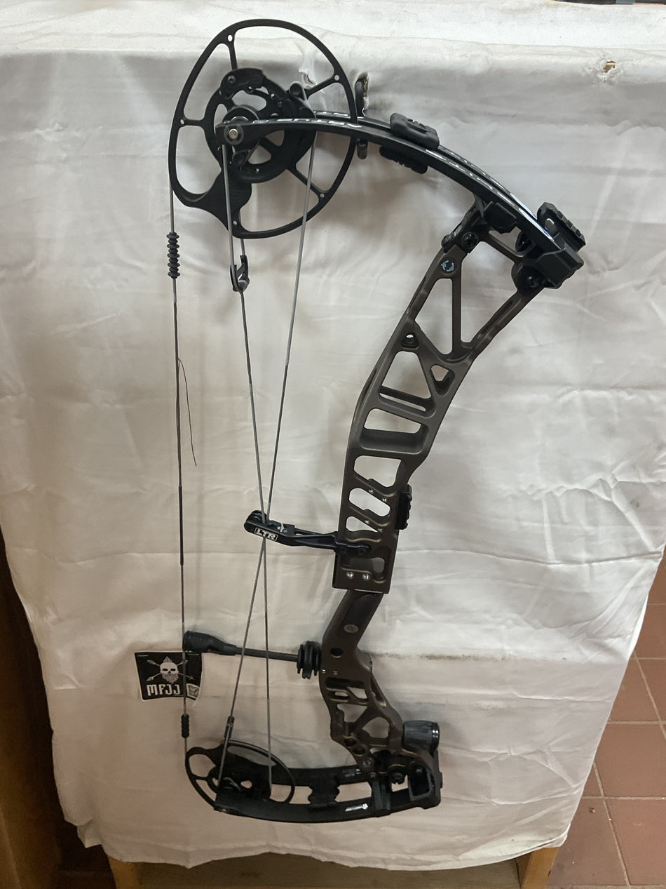 ELITE ARTUS - RH/Midnight Copper/70 - EALHMNC70 - 11 - USED BOW!!!!!