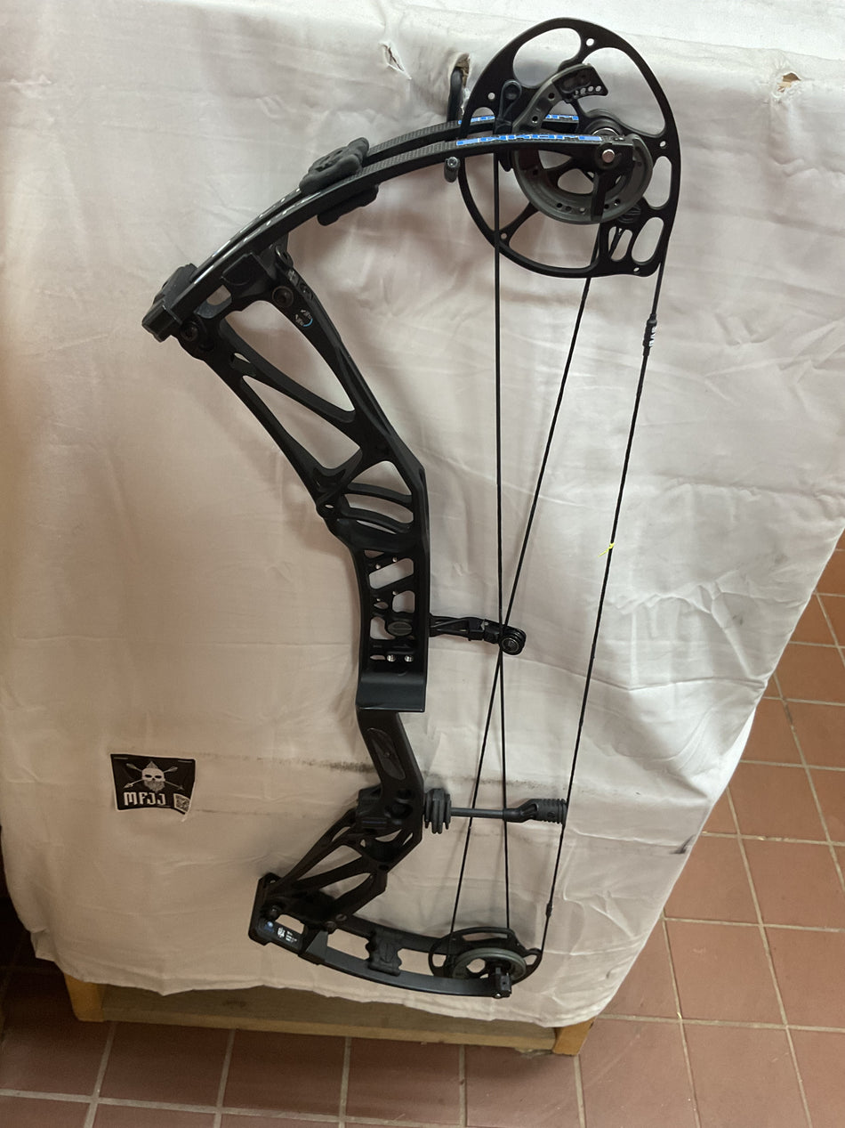 ELITE ENKORE - RH/Black/70# - EERHB70 - 6 - USED BOW!!!!!