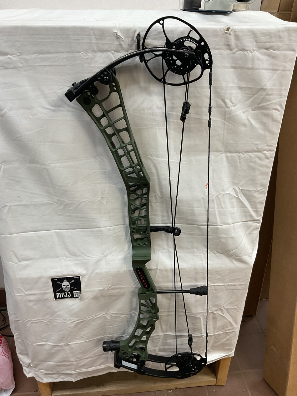 DARTON SEQUEL 35 ST2 - RH/GREEN-BLACK LIMBS/70 - DS35ST2G70- 8 - USED BOW!!!
