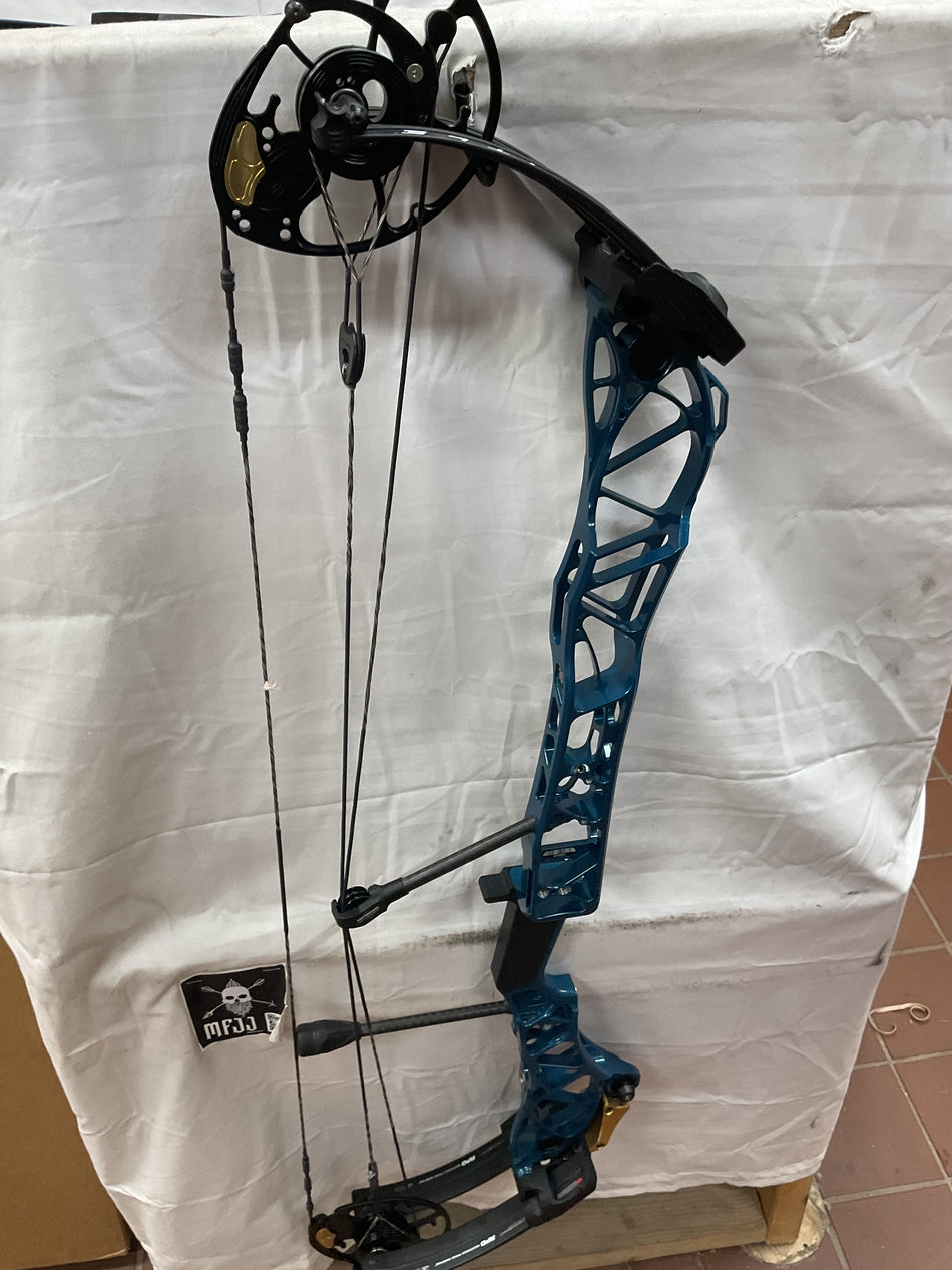 MATHEWS TITLE 36 Gen 1 - RH/Deep Teal/50-70# - #MT36RHDT70 - 10 - USED BOW!!!