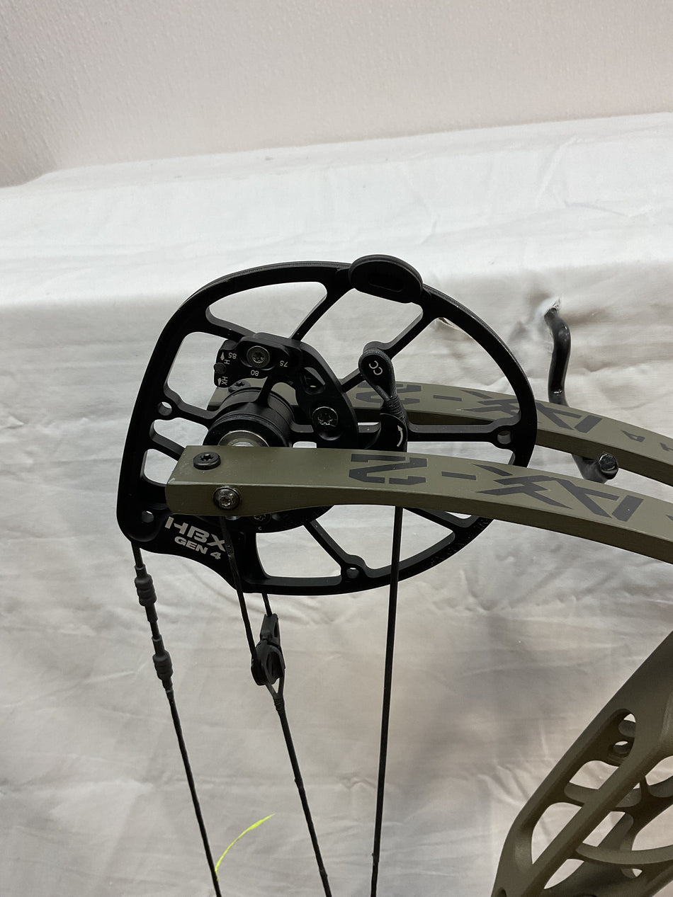 HOYT AX-2 29 - RH/WILDERNESS/60-70# - HAX29RHWILD70 - 4 - USED BOW!!!