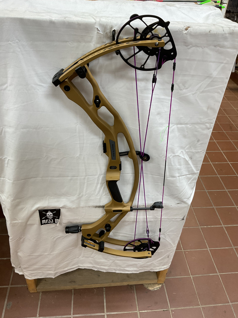HOYT RX9 - RH/Bourbon/70 - #HRX9RHB70 - 16 - USED BOW!!!
