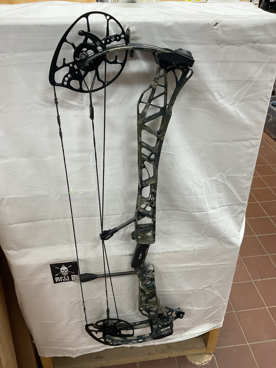 MATHEWS LIFT X 33  - RH/KUIU/55-80# - #MLRHX33K5580- 51 - USED BOW!!