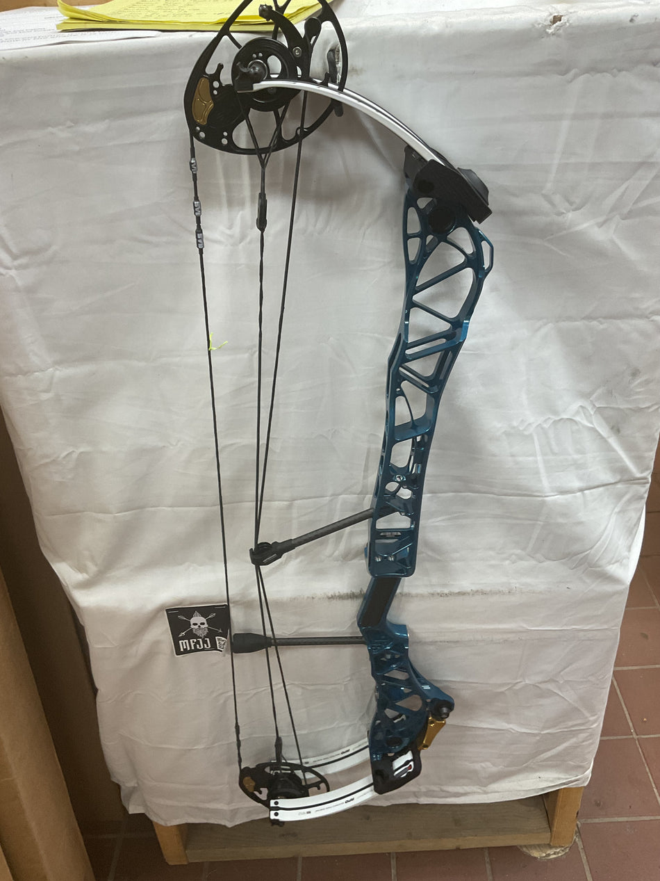MATHEWS TITLE 36 - RH/Deep Teal/50-70# - #MT36RHDT70 - 4 - USED BOW!!!