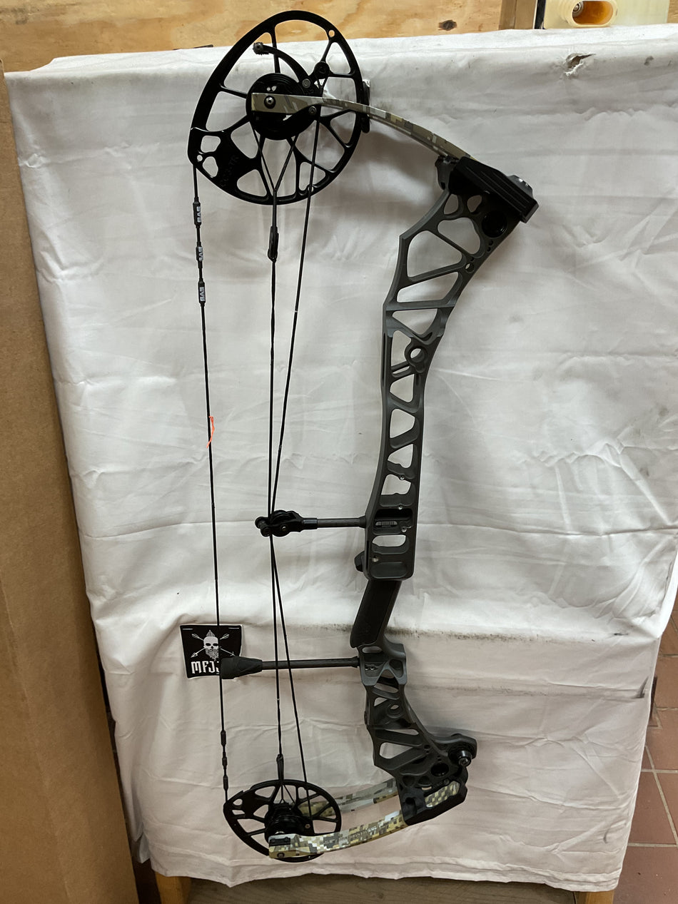 MATHEWS TRAVERSE - RH/Black-Elevate II/60# - MTRHB60 - 8 - USED BOW!!!