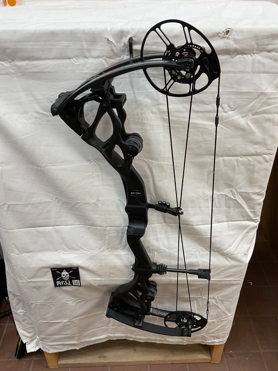 BOWTECH CARBON ONE - RH/BLACK/70 - BTCORHBLK70- 2 - USED BOW