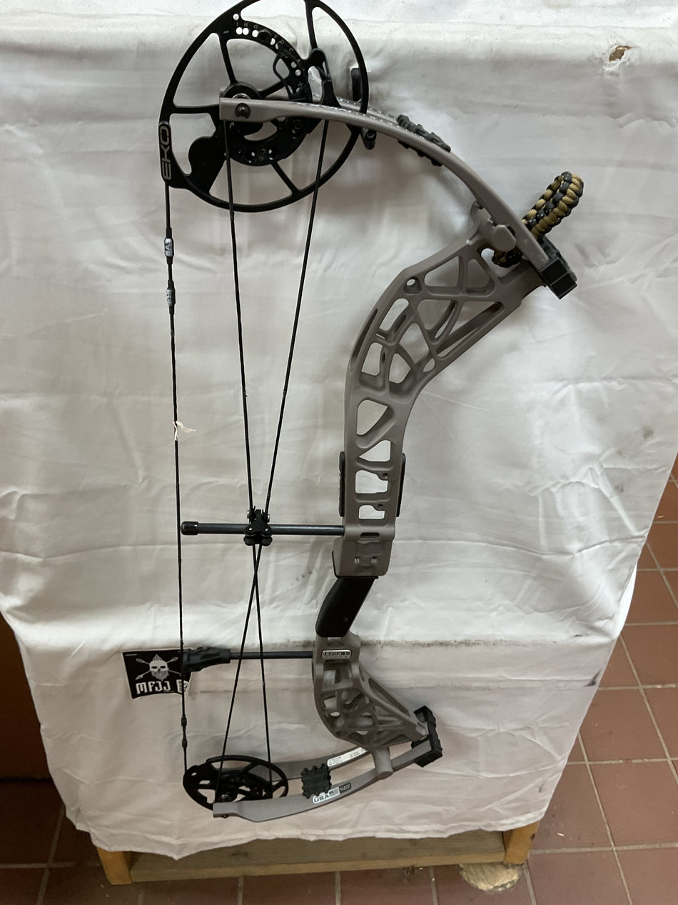 BEAR WHITETAIL MAXX RH/Gray/60# - #BWMRHG60- 1 - USED BOW!!!!