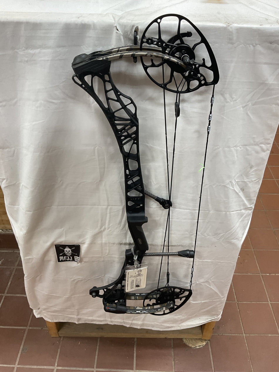 MATHEWS LIFT X 29.5 - RH/Black-Bottomland/55-80# - #MLX29.5RHBB5580-36-USED BOW!!!