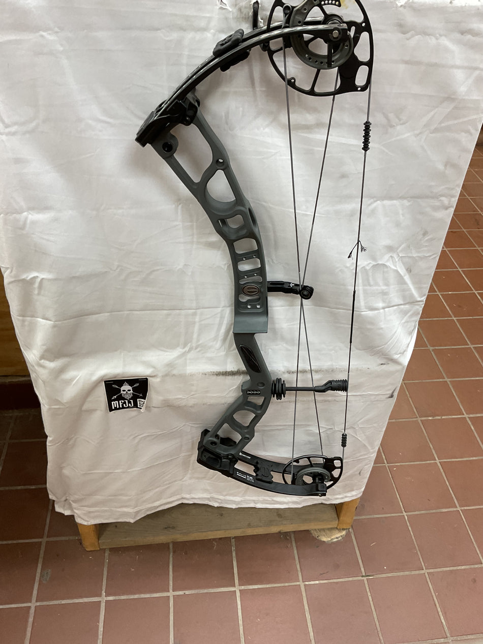 ELITE HNTR33 - RH/Gray/70 - EH33RHG70-4-USED BOW!!!