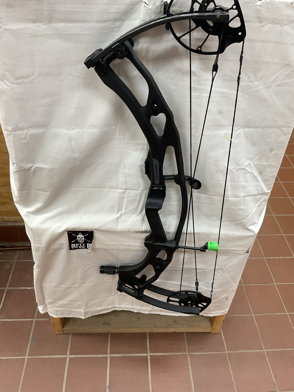 HOYT RX9 ULTRA - RH/BLACK/70 - #HRX9UB70 - 17 - USED BOW!!!