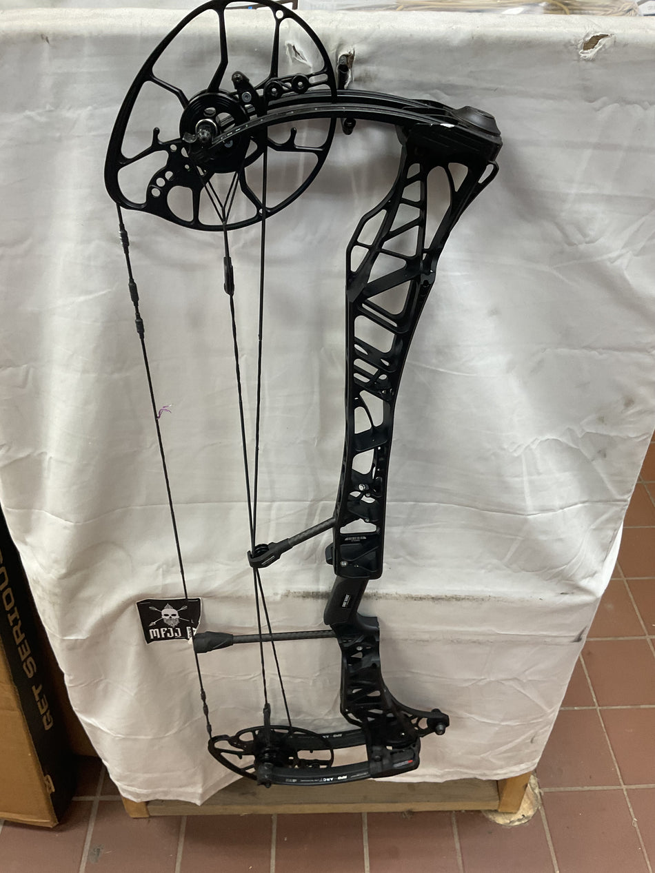 MATHEWS LIFT XD  - RH/BLACK/50-75# - #MLXDRHB5580 - 7 - USED BOW!!!!