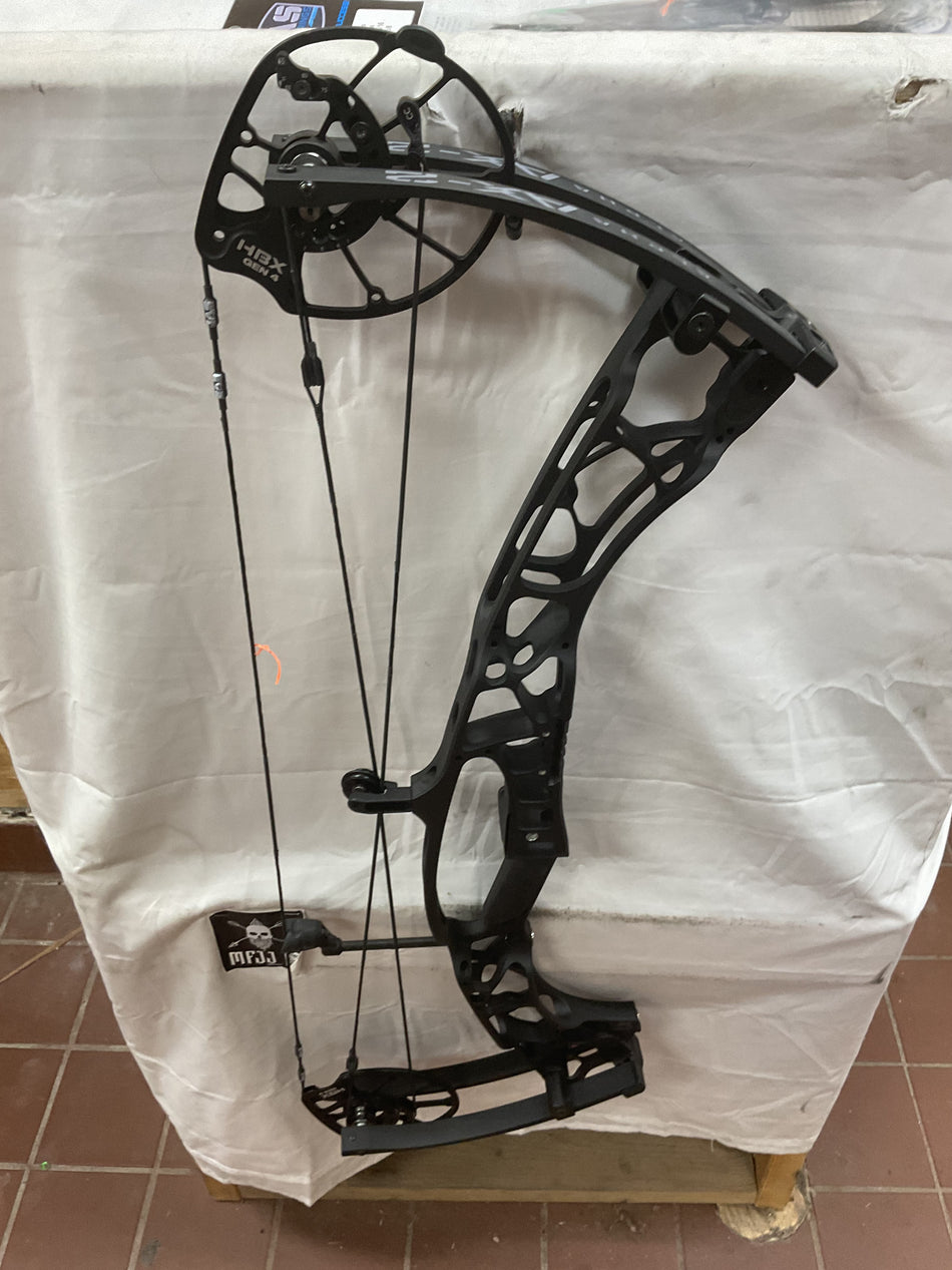 HOYT AX-2 32 - RH/Black/70# - HAX232RHB70 - 16 - USED BOW!!!