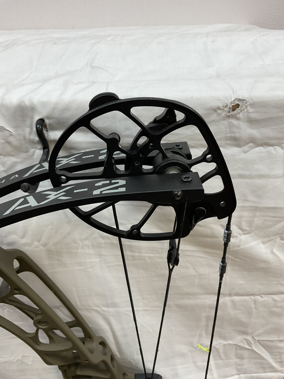HOYT AX-2 32 - RH/WILDERNESS/65-75# - HAX232RHW75 - 10 - USED BOW!!!