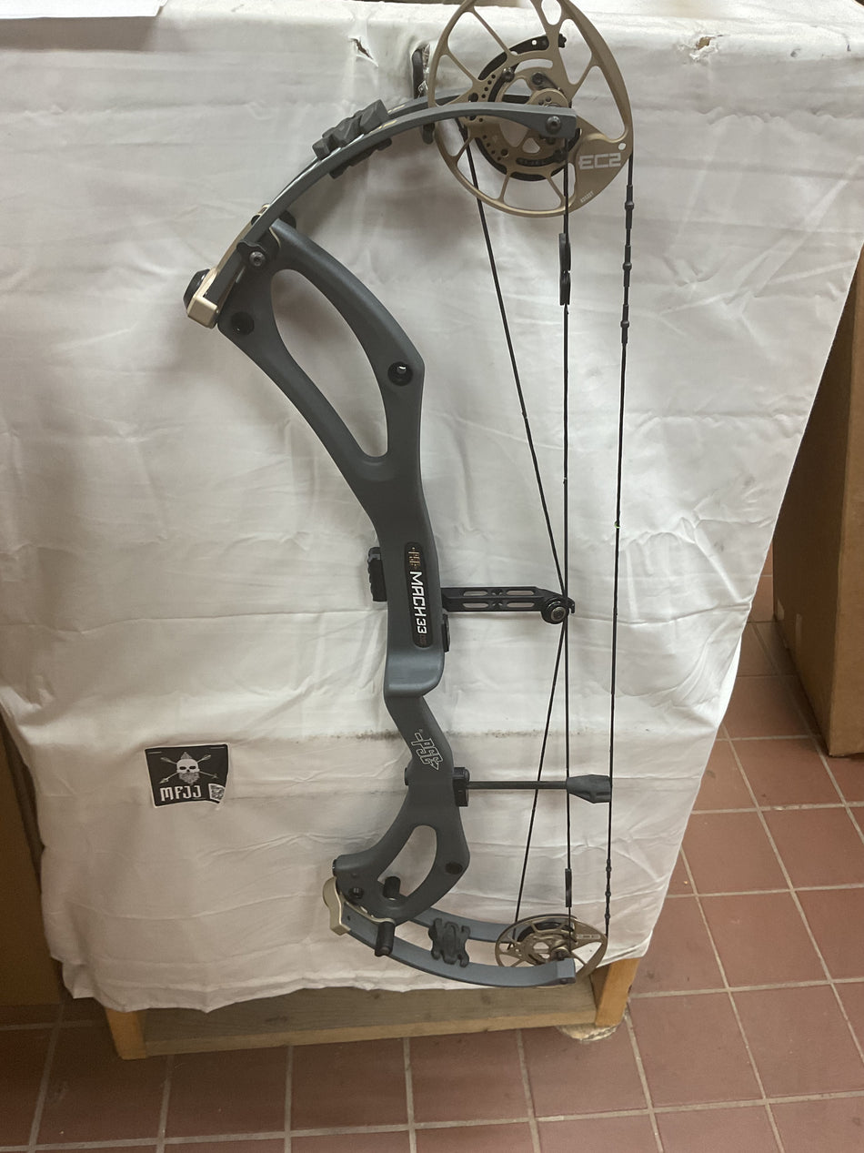 PSE MACH 33 DS - RH/Charcoal/70 - #PM33DSRHC70 - 4 - USED BOW!!!