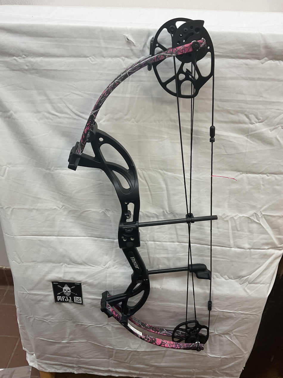 BEAR CRUZER G3 - LH/BLACK - PINK REALTREE/11-70# - #BCG3LHBLKPRT1170-1 - USED BOW!