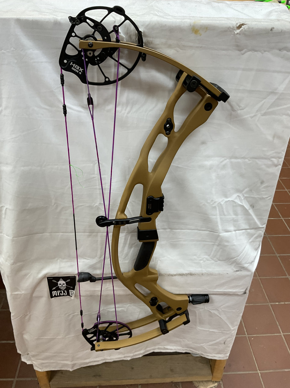 HOYT RX9 - RH/Bourbon/70 - #HRX9RHB70 - 16 - USED BOW!!!