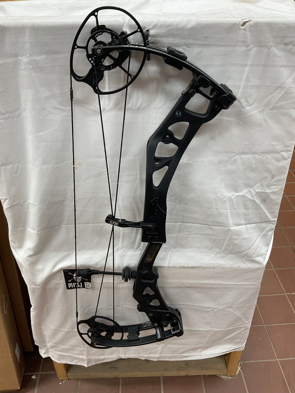 ELITE CARBON ERA - RH/BLACK/65 - #ECERHB65 - 11 - USED BOW!!!
