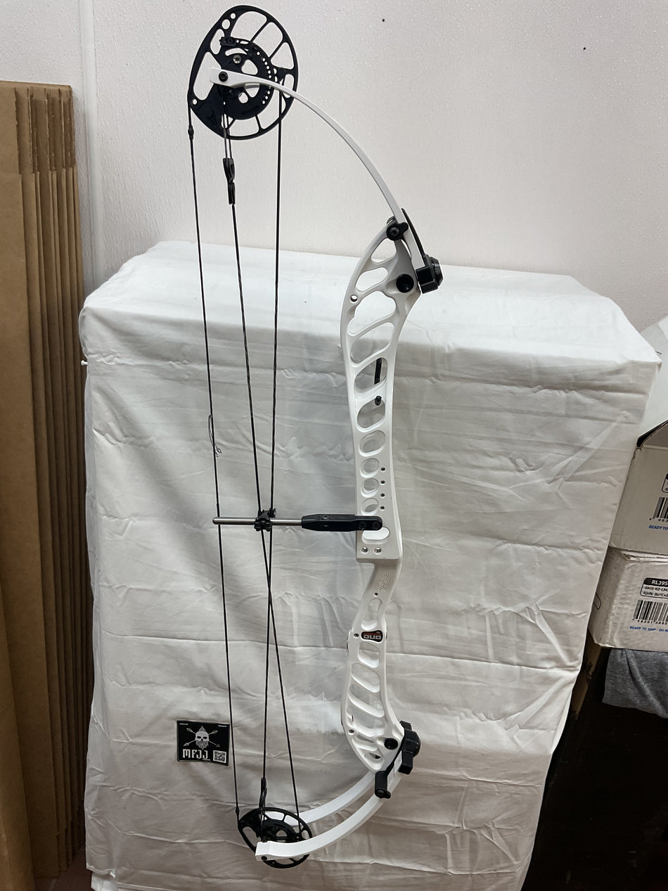 PSE DOMINATOR DUO FDS- RH/WHITE/60 - RHPSEDDW60 - 1 - USED BOW!!!